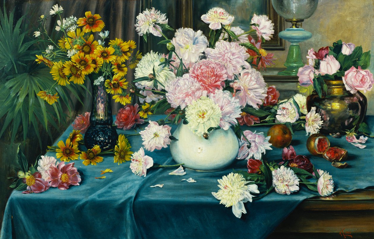 Pivoňky, růže a další květiny ve vázách na stole přehozeném modrým hadříkem, 1913 od Anna Knittel