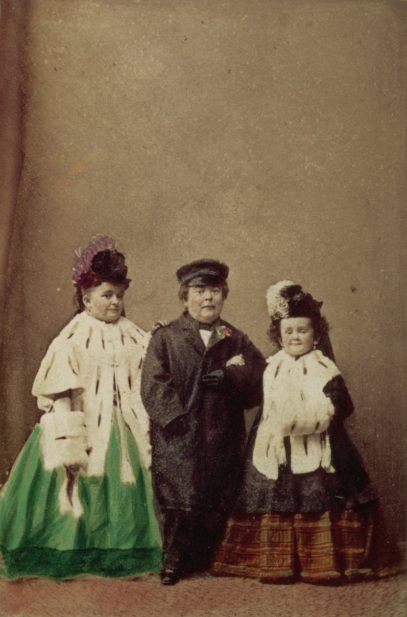 Charles Sherwood Stratton, známý jako generál Tom Thumb (1838-83), se svou ženou Lavinia (rozená Warren) (1841-1919) a jeho švagrová, portrétní fotografie od Unbekannt Unbekannt