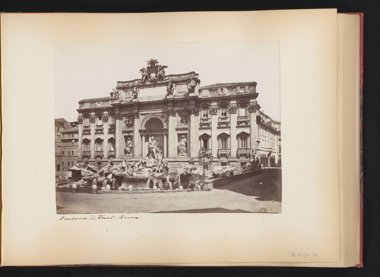 Pohled na fontánu di Trevi v Římě, Itálie Fontána di Trevi. Roma (název na objektu) od Anonymous