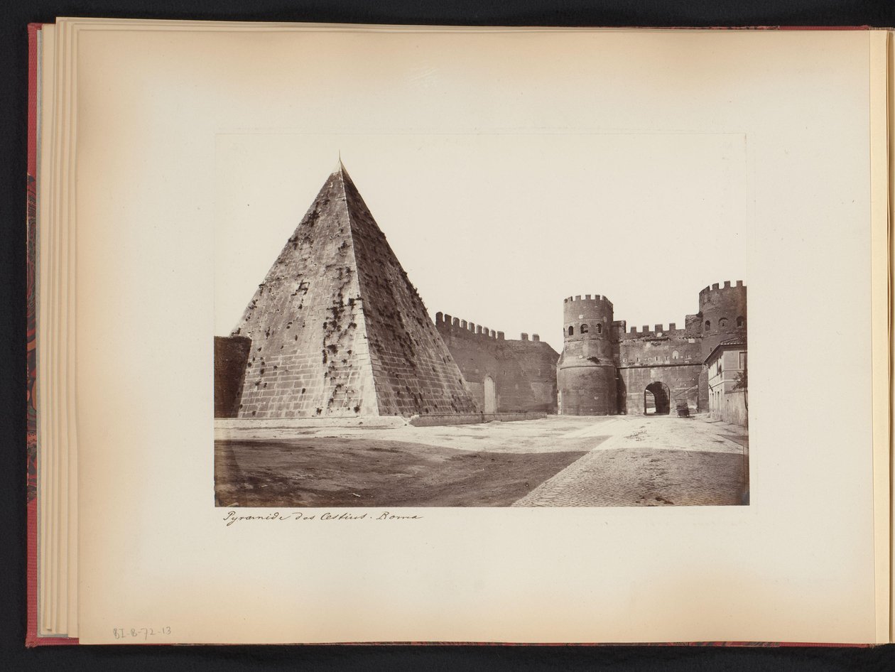 Pohled na pyramidu Caïus Cestius a Porta Ostiense v Římě, Itálie Cestiova pyramida. Roma (název na objektu) od Anonymous