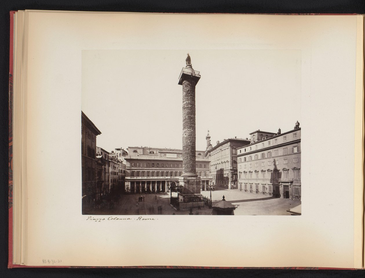 Pohled na sloup Marca Aurelia v Římě, Itálie Piazza Colonna. Roma (název na objektu) od Anonymous