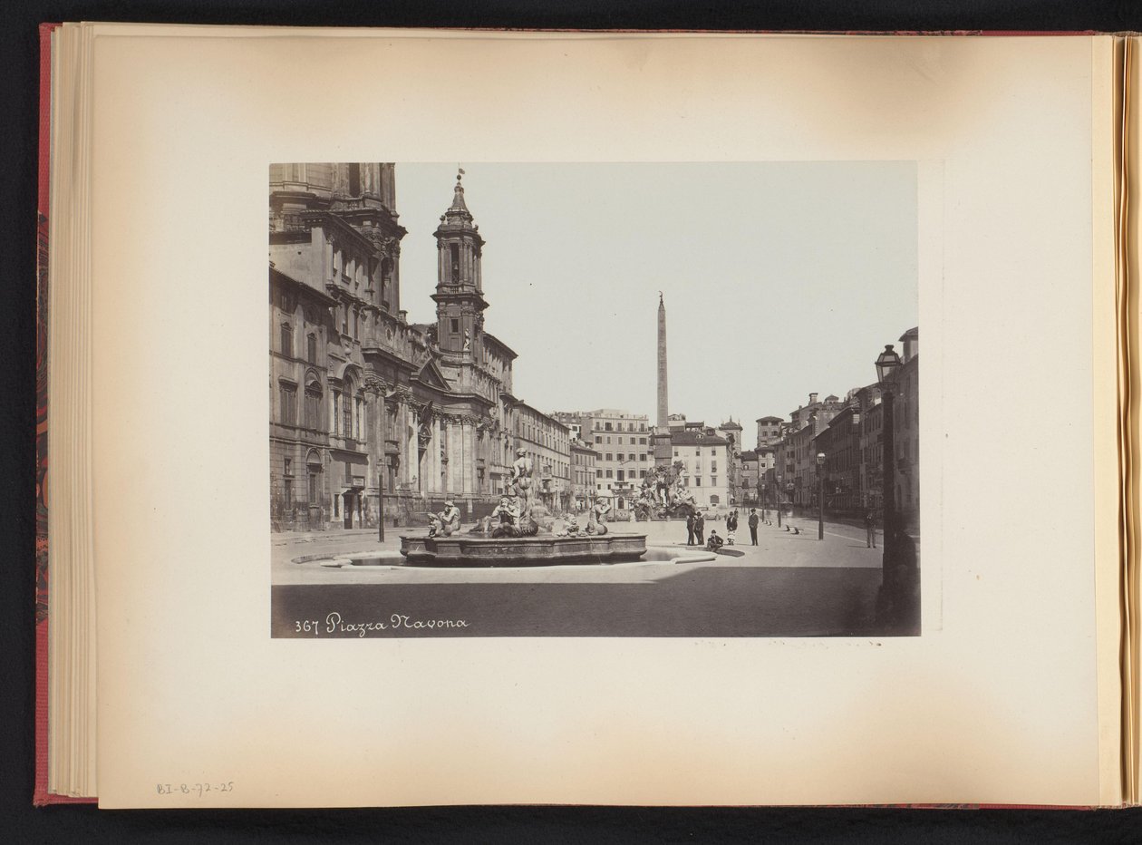 Pohled na náměstí Piazza Navona s fontánou v Římě, Itálie Piazza Navona (název na objektu) od Anonymous