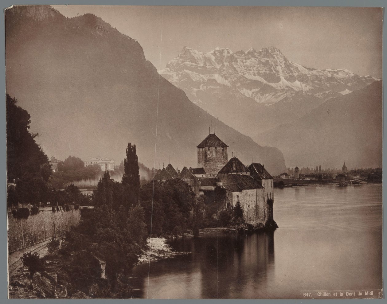 Hrad Chillon na Ženevském jezeře, v dálce Dents du Midi Chillon et la Dent du Midi (název na objektu) od Anonymous