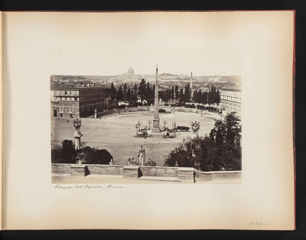 Piazza del Popolo v Římě, s bazilikou svatého Petra v pozadí, Itálie Piazza del Popolo. Roma (název na objektu) od Anonymous