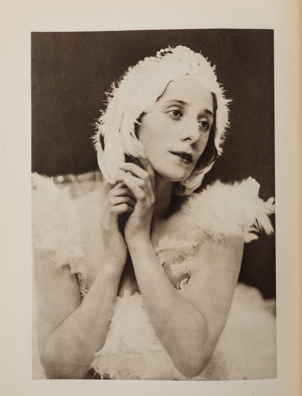 Anna Pavlova (Pavlovna) (1881-1931) v baletu Umírající labuť od Camille Saint-Saens, Anonym. Chromolitografie, , Soukromá sbírka od Anonymous Anonymous