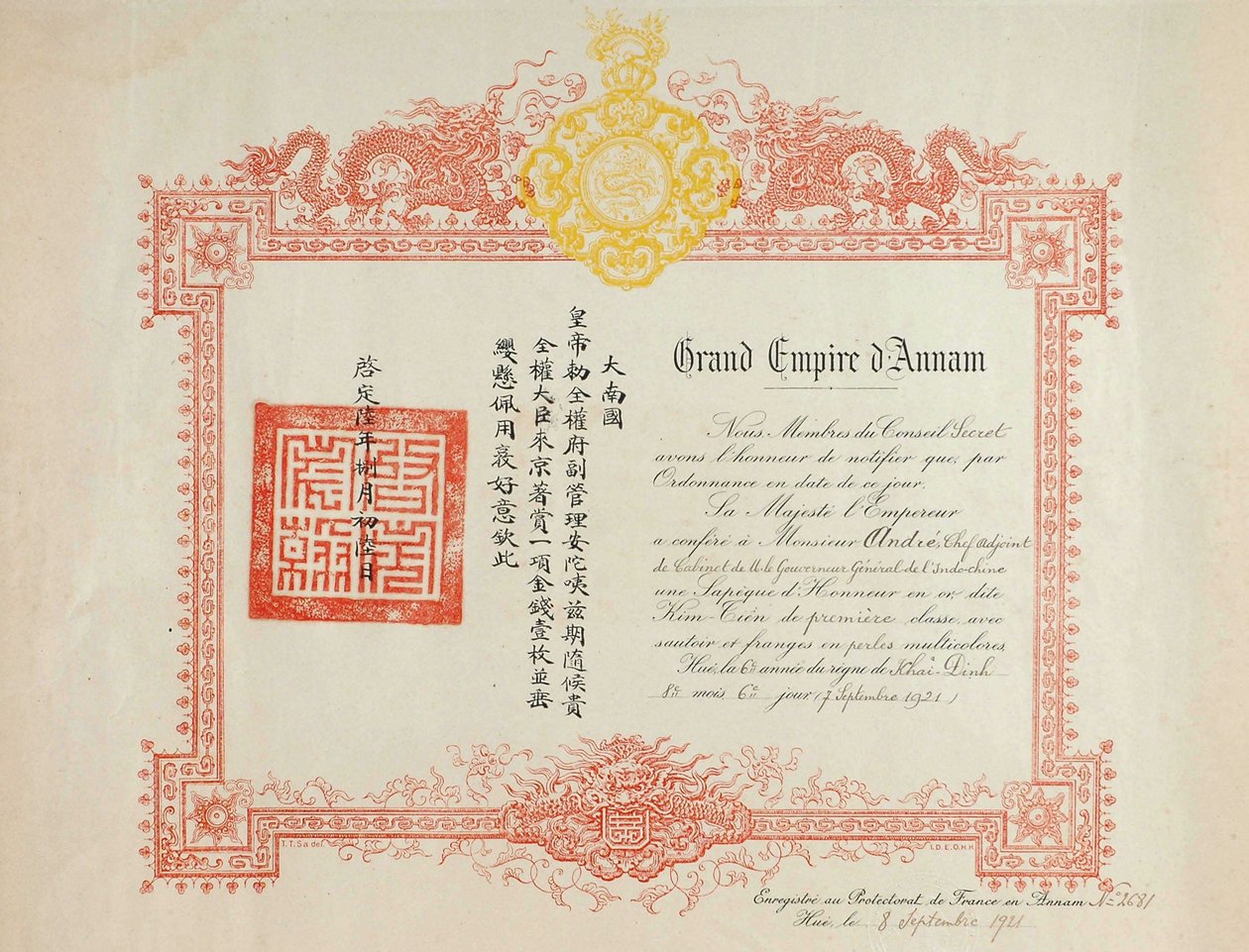 Čestný titul Sapeque pro vojáka Kim Tien z 1. třídy říše Annam, oblast Vietnam (francouzská Indočína). Inkoust na datovém papíře dd 1921, celkové rozměry 51Cm X 40Cm. od Anonymous Anonymous
