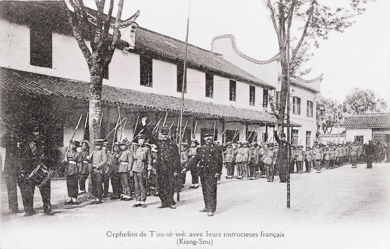 Čínští sirotci se svými francouzskými instruktory v regionu Kiang Sou Fotografie z počátku 20. století - soukromá sbírka od Anonymous Anonymous