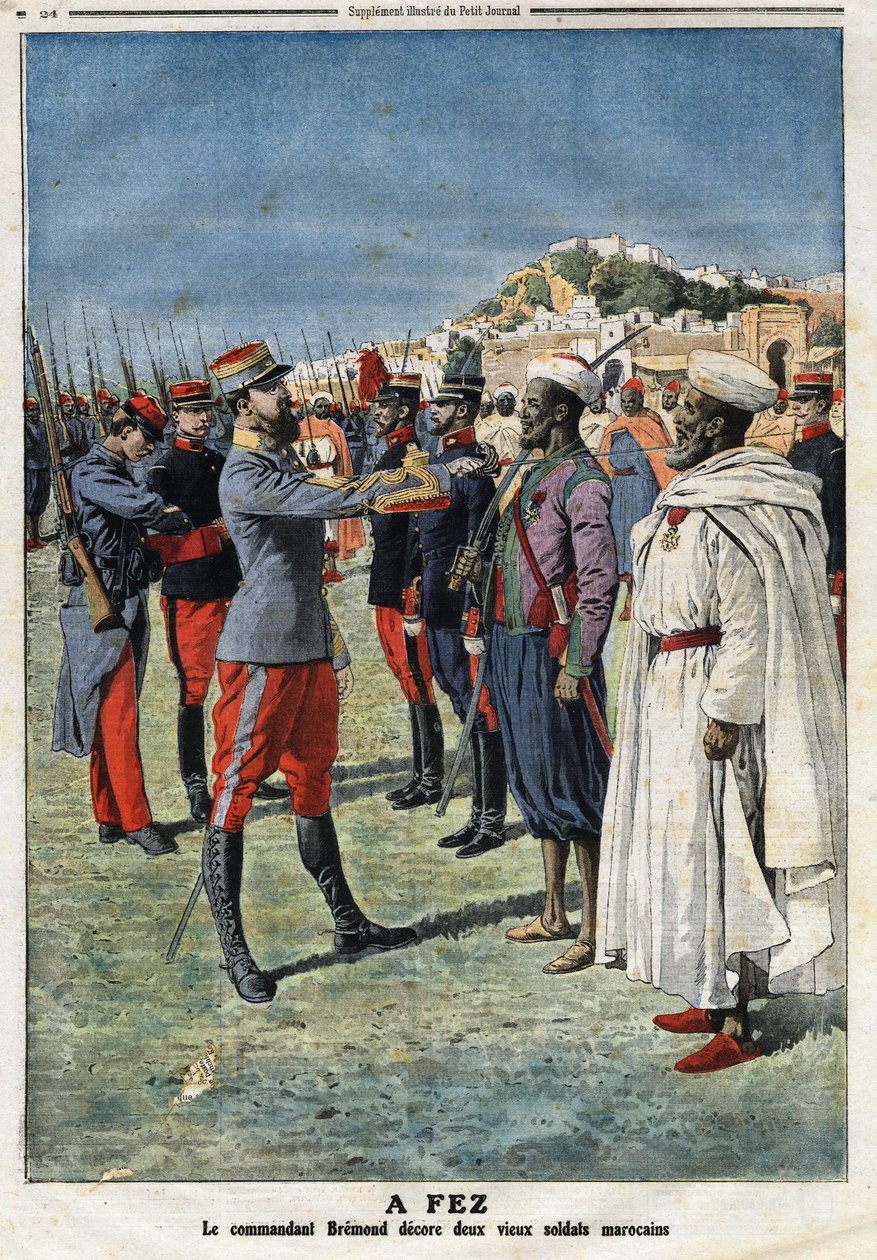 Velitel Edouard Bremond (1868-1948) dekoruje dva staré marocké vojáky ve Fezu. Rytina v „“Le Petite Journal““, dne 21.01.1912. Soukromá sbírka. od Anonymous Anonymous