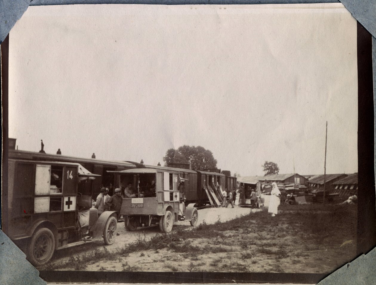 První světová válka 1914-1918: Očkování vojáků sestrami francouzského Červeného kříže na stanici Saint Gilles (Saint-Gilles) v Lamanšském průlivu, Dolní Normandie (Dolní Normandie), Francie. Anonymní fotografie červen 1917. Soukromá sbírka, Stella. od Anonymous Anonymous