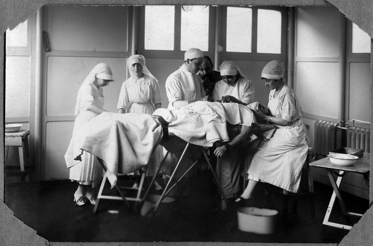 První světová válka 1914-1918: lékaři a sestry červeného kříže (Therese Pavillou?) ošetřující zranění vojáka spícího v chloroformu v táboře Couville v Manche, Basse-Normandie (Dolní Normandie), Francie. Anonymní fotografování od Anonymous Anonymous