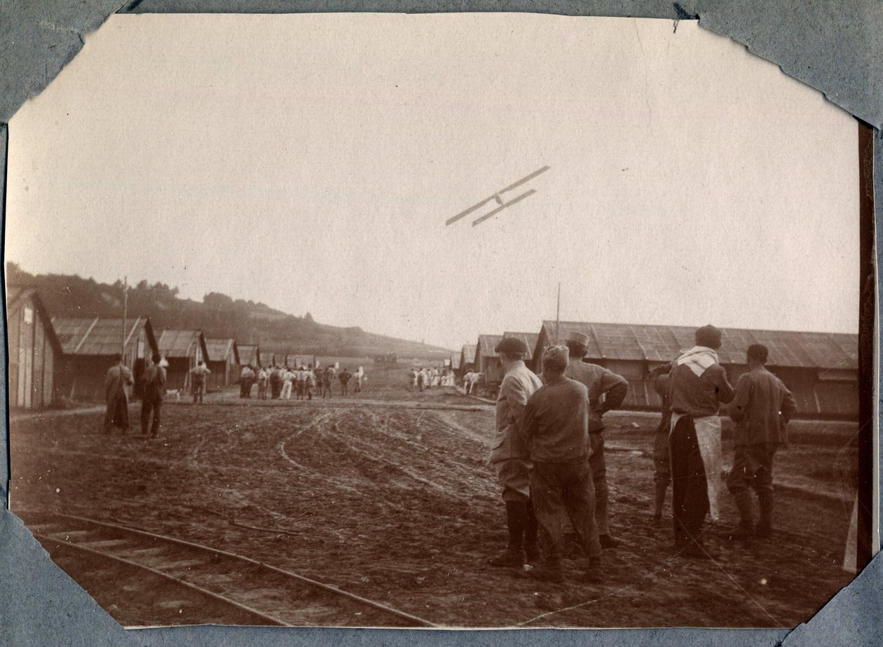 První světová válka 1914-1918: vojenská eskadra Mont Saint Martin letící nad táborem Couville, Manche, Dolní Normandie (Dolní Normandie), Francie. Anonymní fotografie červen 1917. Soukromá sbírka, Stella. od Anonymous Anonymous
