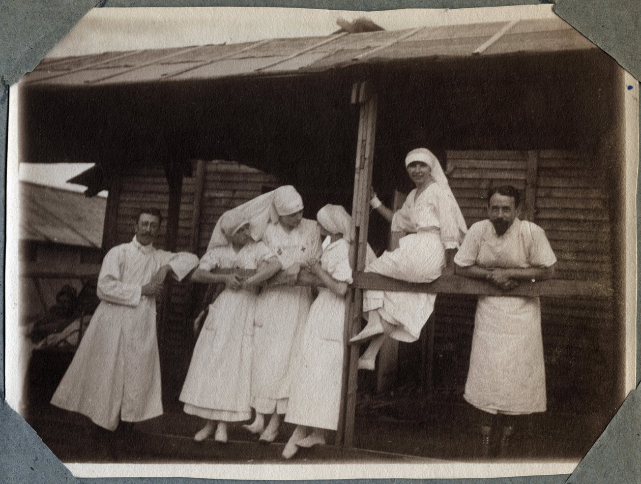 První světová válka 1914-1918: zdravotní sestry a lékaři v halence v Couville, Manche, Basse-Normandie (Basse Normandy), Francie. Anonymní fotografie červenec 1917. Soukromá sbírka, Stella. od Anonymous Anonymous