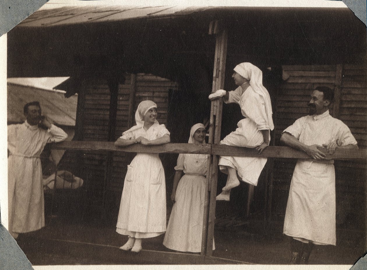 První světová válka 1914-1918: zdravotní sestry a lékaři v halence mluví v Couville, Manche, Dolní Normandie (Basse Normandy), Francie. Anonymní fotografie červenec 1917. Soukromá sbírka, Stella. od Anonymous Anonymous