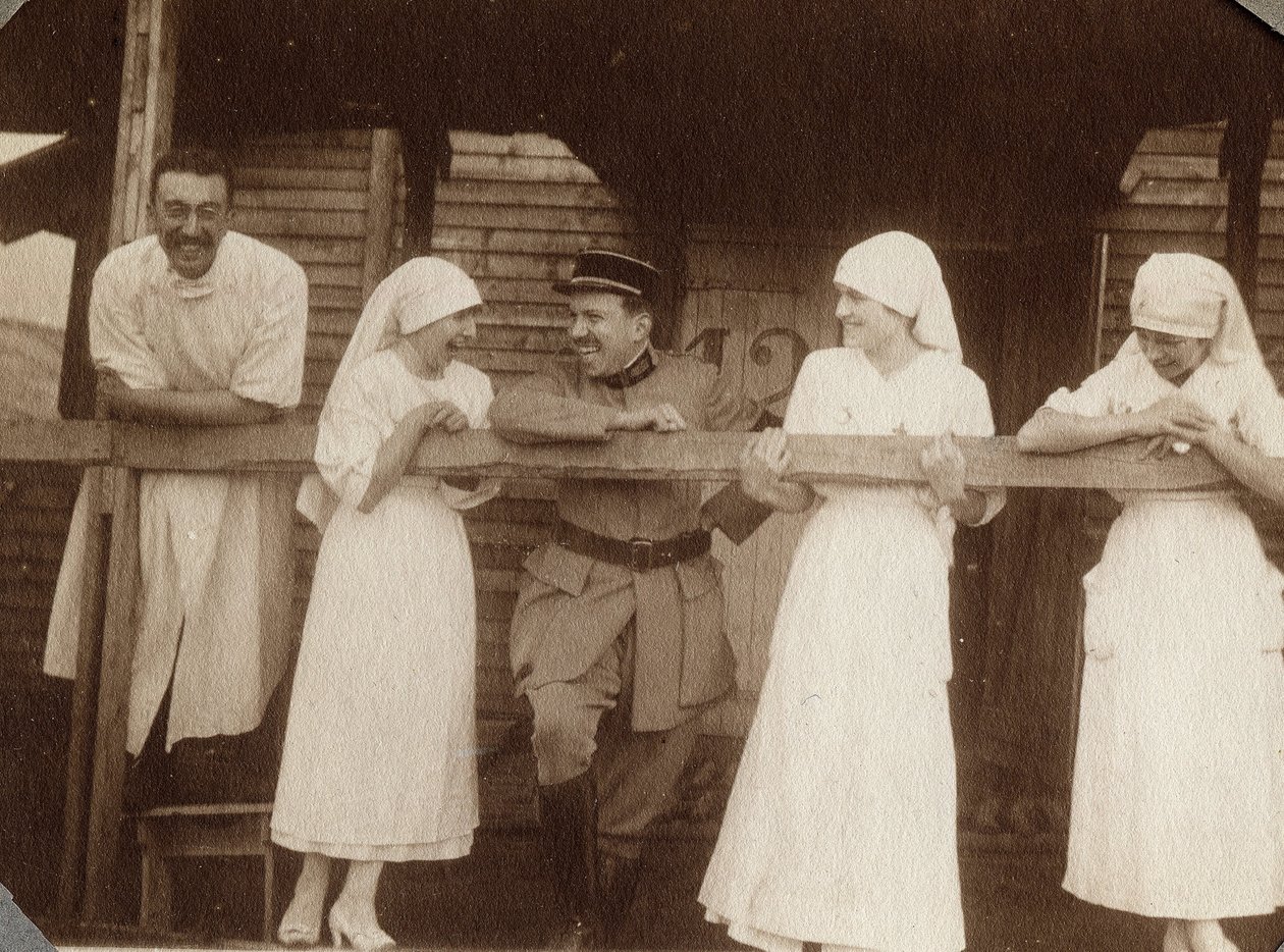 První světová válka 1914-1918: zdravotní sestry a lékaři v blůze mluví s francouzským vojákem v Couville, Manche, Dolní Normandie (Dolní Normandie), Francie. Anonymní fotografie červenec 1917. Soukromá sbírka, Stella. od Anonymous Anonymous