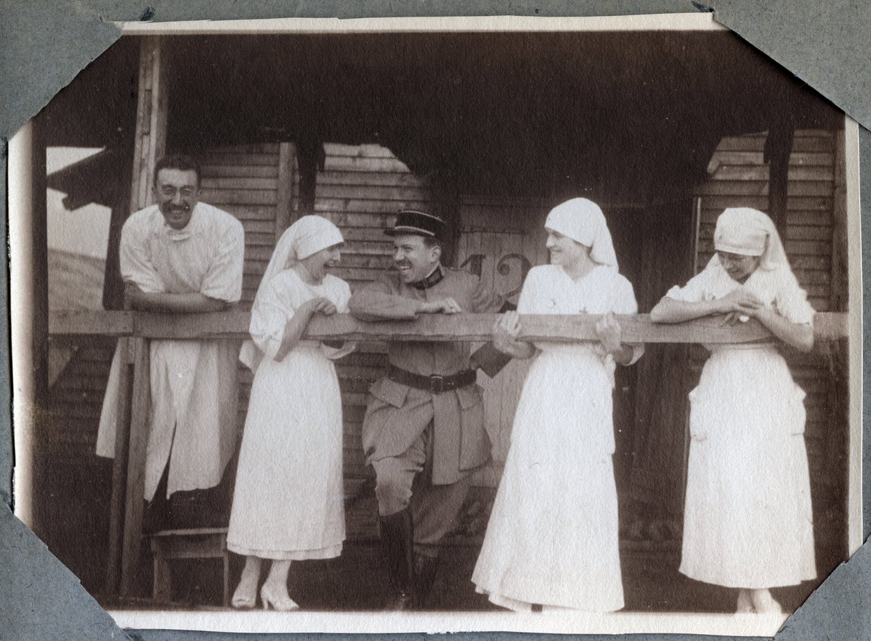 První světová válka 1914-1918: zdravotní sestry v legrační blůze s vojáky a lékařem v Couville, Manche, Dolní Normandie (Dolní Normandie), Francie. Anonymní fotografie červenec 1917. Soukromá sbírka, Stella. od Anonymous Anonymous