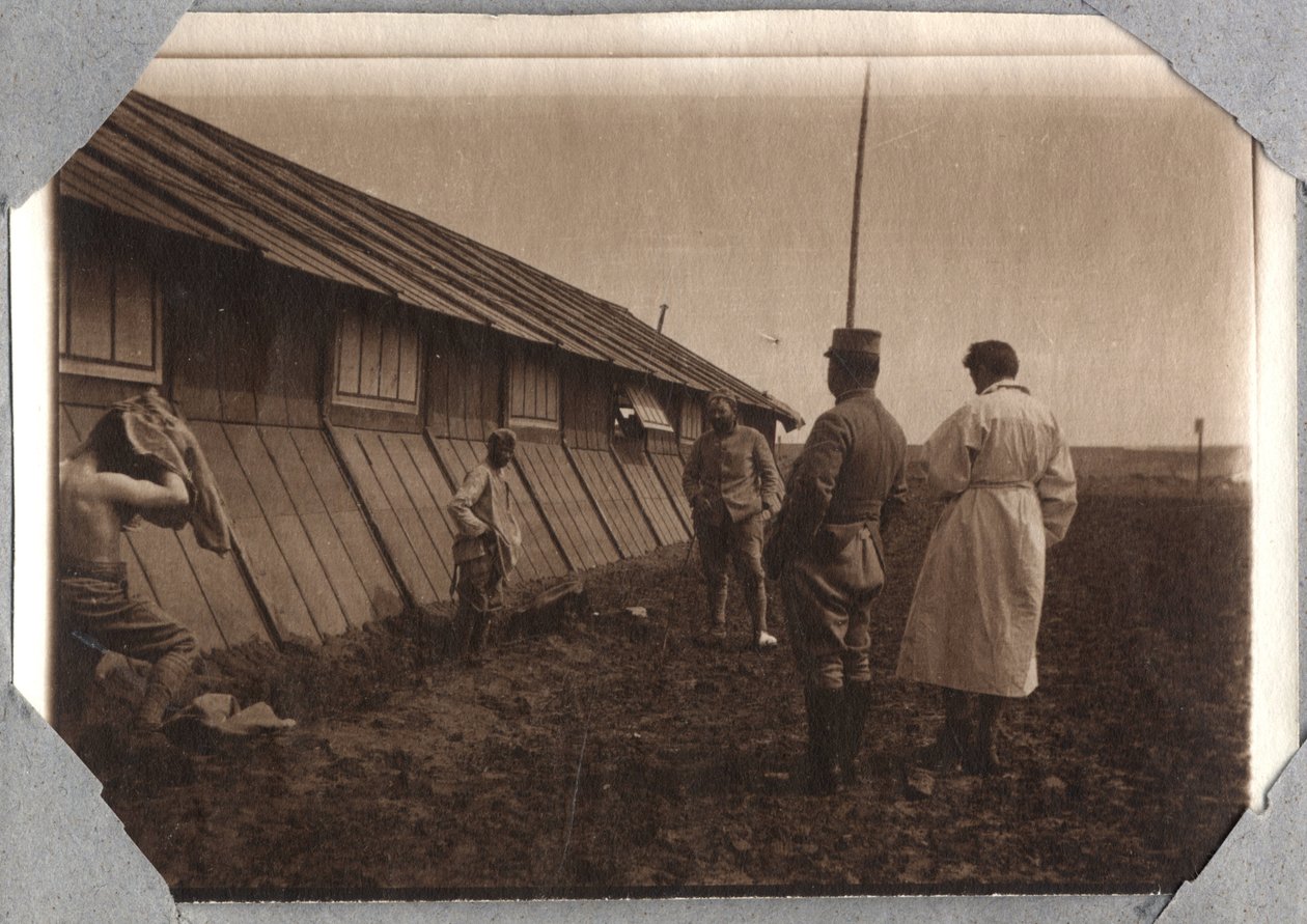První světová válka 1914-1918: hledání hlav na okrajích, tábor Couville v Lamanšském průlivu, Dolní Normandie (Dolní Normandie), Francie. Anonymní fotografie květen 1917. Soukromá sbírka, Stella. od Anonymous Anonymous
