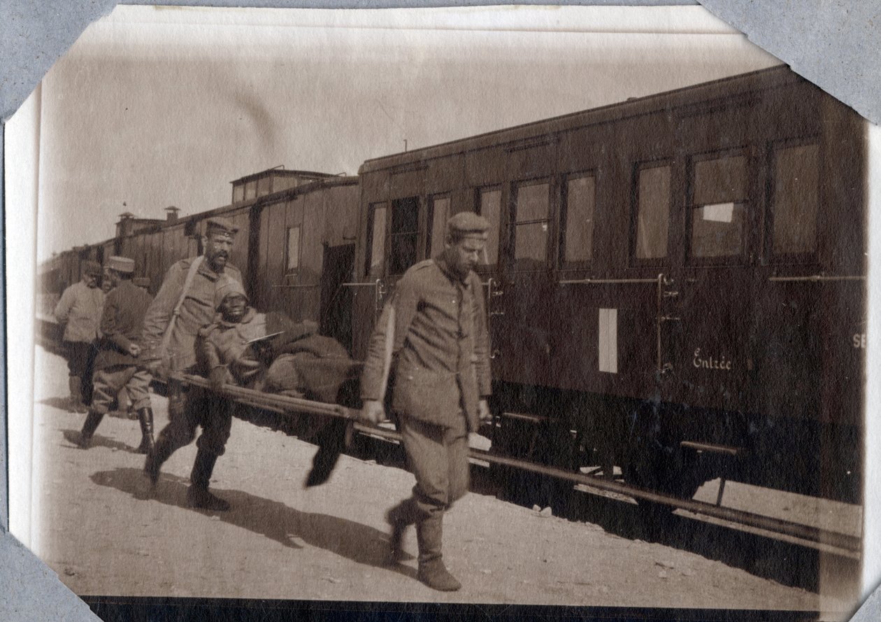 První světová válka 1914-1918: zranění vojáků a nosítka na stanici v La Manche, Dolní Normandie (Dolní Normandie), Francie. Anonymní fotografie květen 1917. Soukromá sbírka, Stella. od Anonymous Anonymous