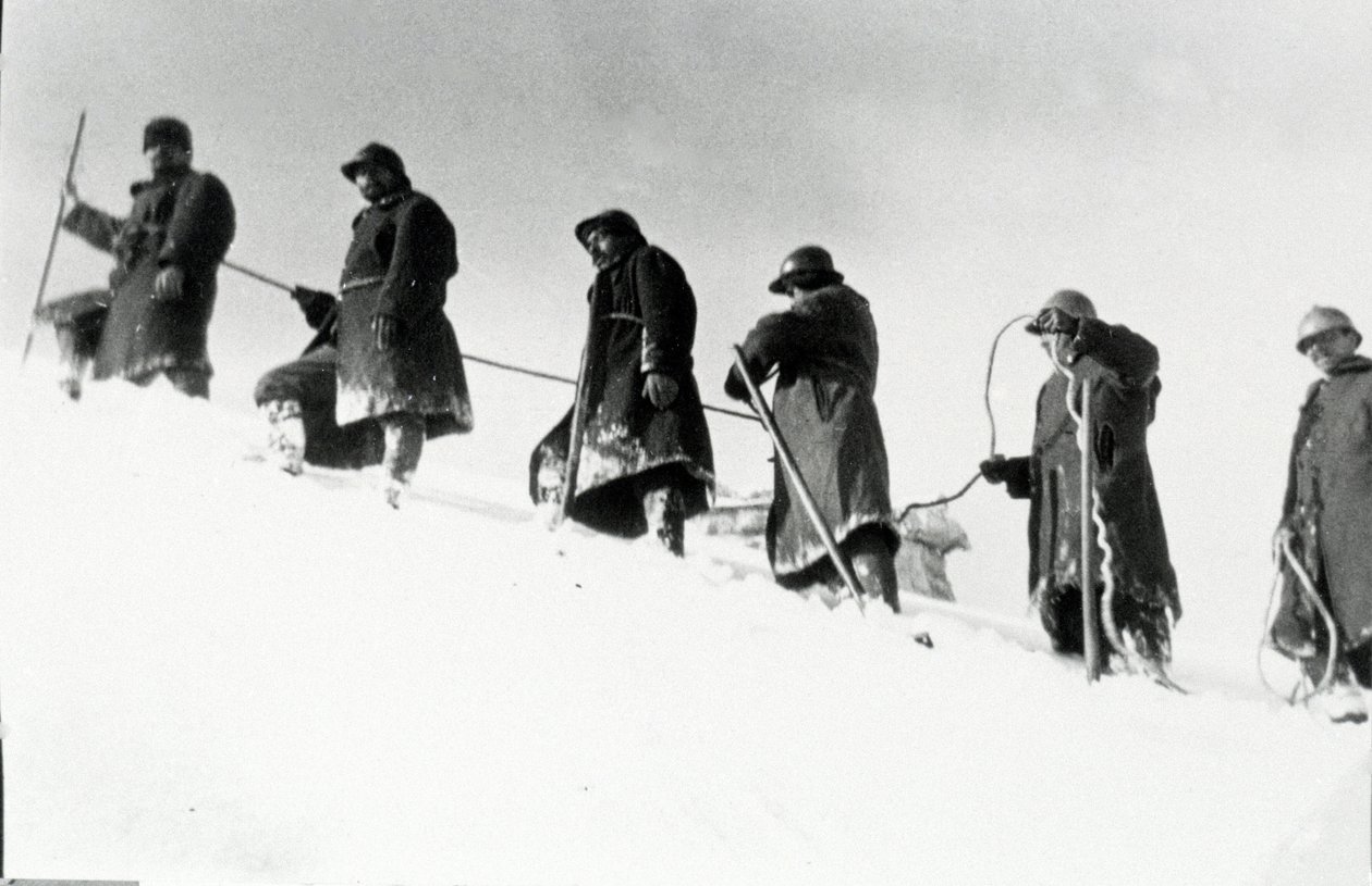 První světová válka: Italští alpští lovci (alpino nebo alpini) během výstupu od Anonymous Anonymous