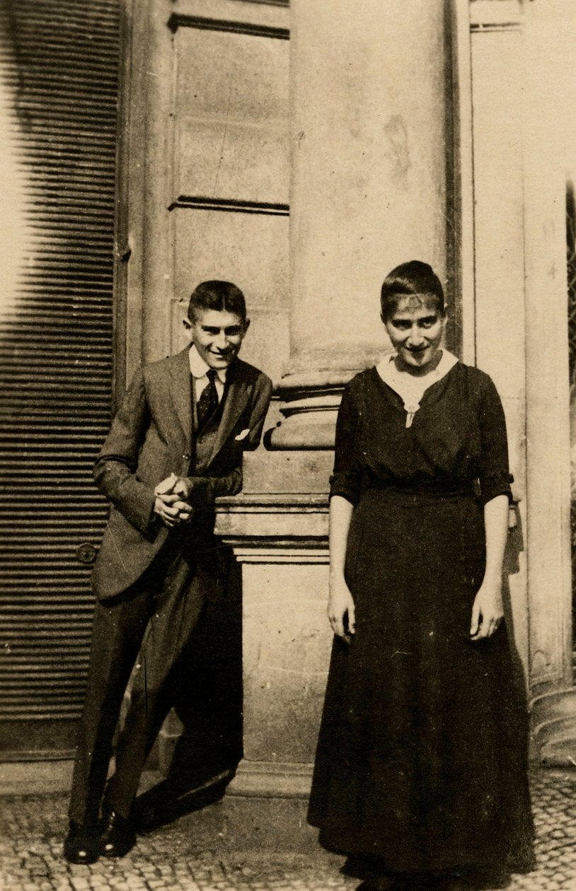 Franz Kafka (1883-1924) se sestrou Ottlou (1892-1943) před Oppelt House v Praze par Anonymous, c. 1914 - Fotografie - Soukromá sbírka od Anonymous Anonymous