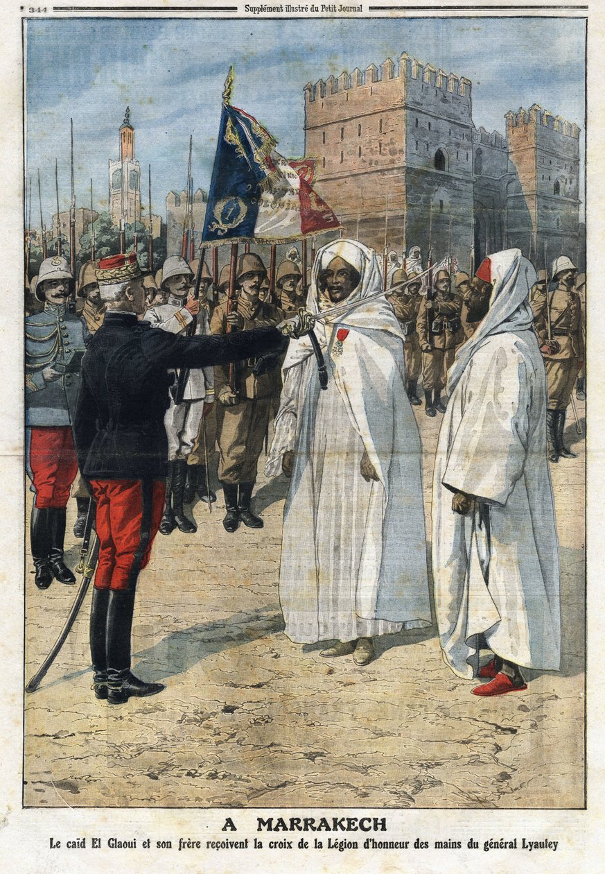 „Generál Hubert (Louis-Hubert-Gonzalve) Lyautey (1854-1934) předává kříž Čestné legie caidovi (pašovi) Thami El-Glaoui (El Glaoui) (1879-1956) a jeho bratrovi v Marrákeši, Ilustrace Maroka převzata z „“ The Petity Journal“ 25 A od Anonymous Anonymous