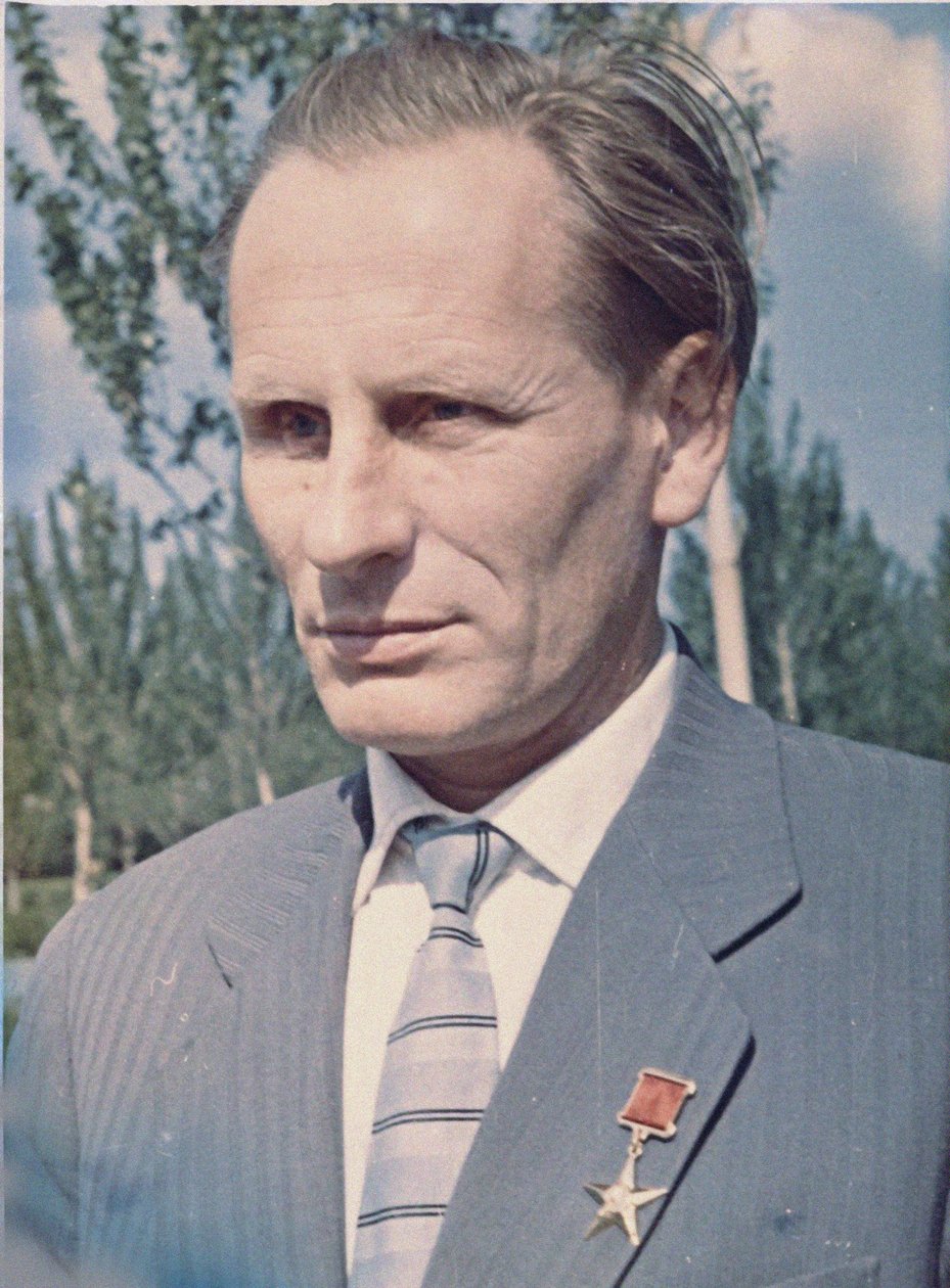 Michail Vasiljevič Melnikov (1919-1996), konstruktér raketových motorů - Anonym. Barevná fotografie Soukromá sbírka od Anonymous Anonymous