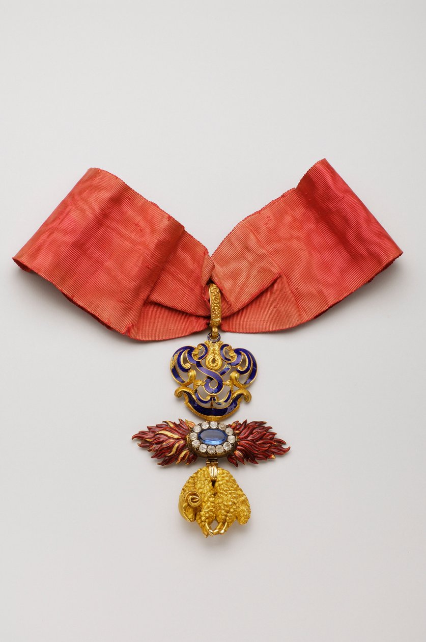 Řád zlatého rouna: Španělské zlaté rouno - Insignie patřící Jeanu Charlesovi de Saldanha Oliveira e Daun (1790-1876) - polovina 19. století - Zlato, diamanty, safír a emaly - V 10,6 cm; š 7,6 cm; váha: 96 g - Soukromá sbírka od Anonymous Anonymous