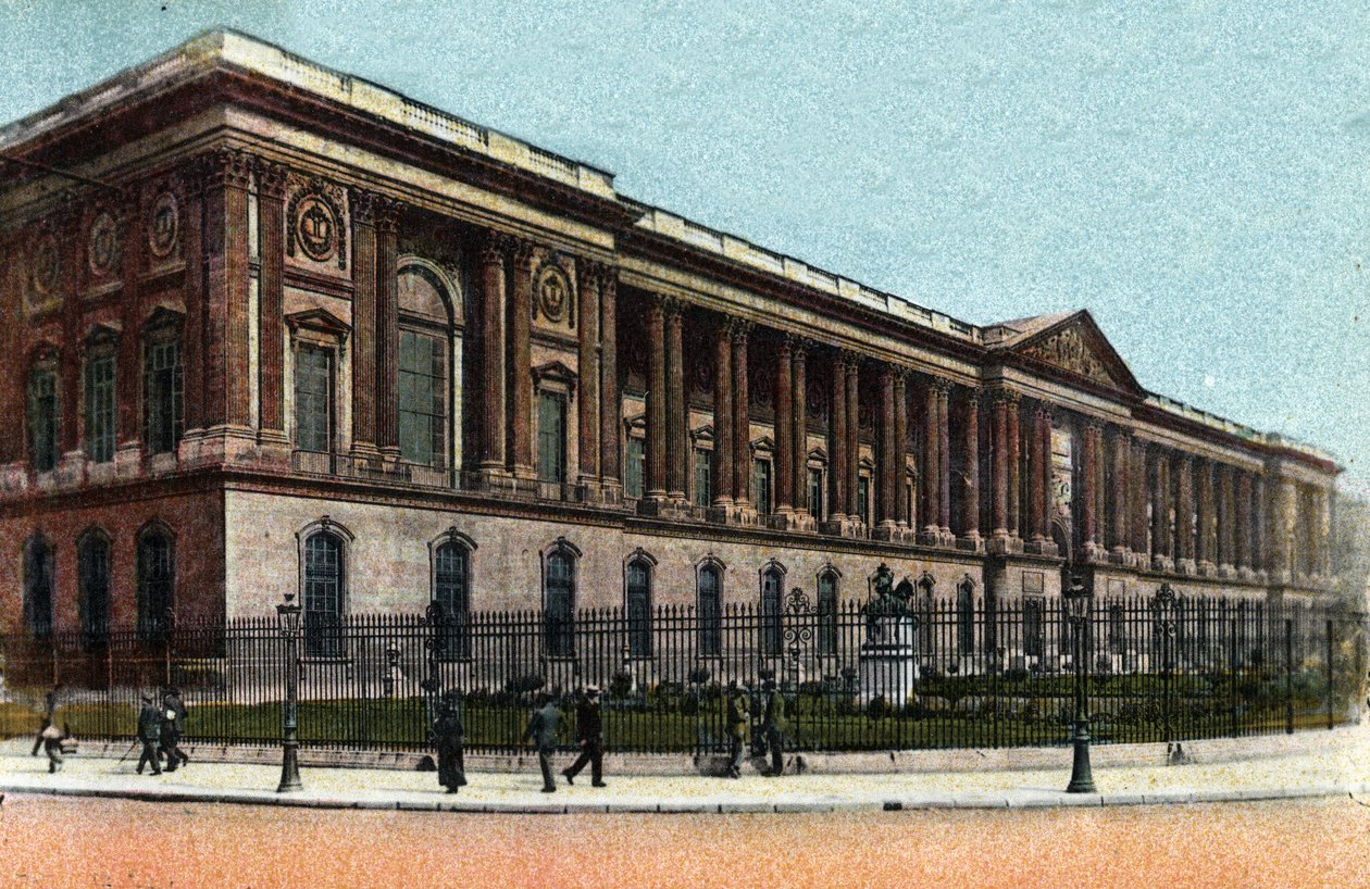 Paříž: vnější pohled na Colonnade du Louvre postavenou Claudem Perraultem (1613-1688). Fotografie z roku 1920 v „Uměleckém albu“ města Paříže. Soukromá sbírka. od Anonymous Anonymous