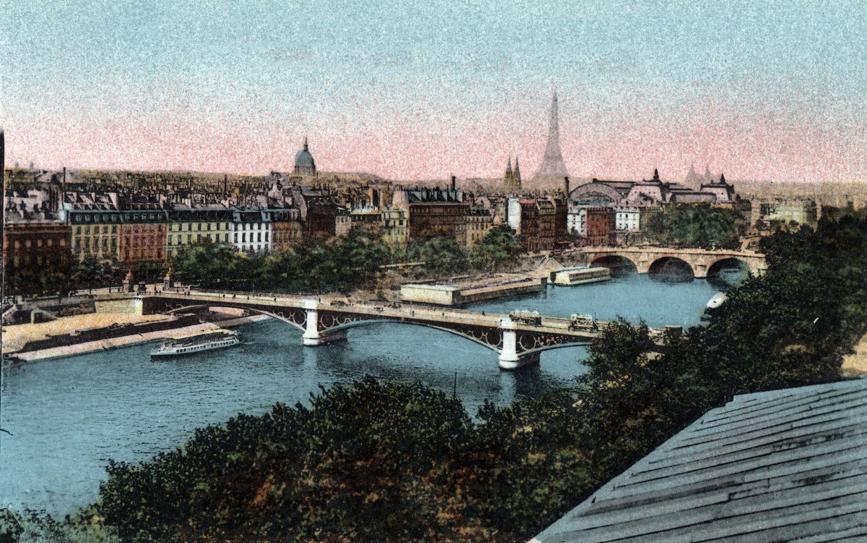 Paříž: panorama Seiny s Eiffelovou věží v pozadí. Fotografie z roku 1920 v „Uměleckém albu“ města Paříže. Soukromá sbírka. od Anonymous Anonymous