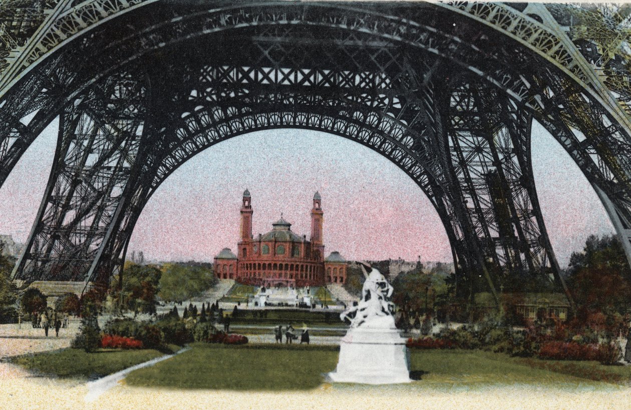 Paříž: Palais du Trocadero pod Eiffelovou věží. Fotografie z roku 1920 v „Uměleckém albu“ města Paříže. Soukromá sbírka. od Anonymous Anonymous