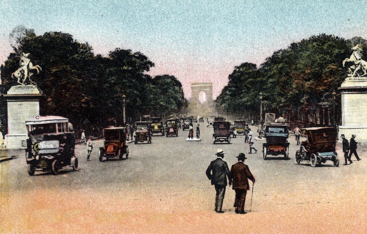Paříž: provoz na Avenue des Champs Elysees (Champs-Elysees) při pohledu z Place de la Concorde s Vítězným obloukem v pozadí. Pravděpodobně Marly
