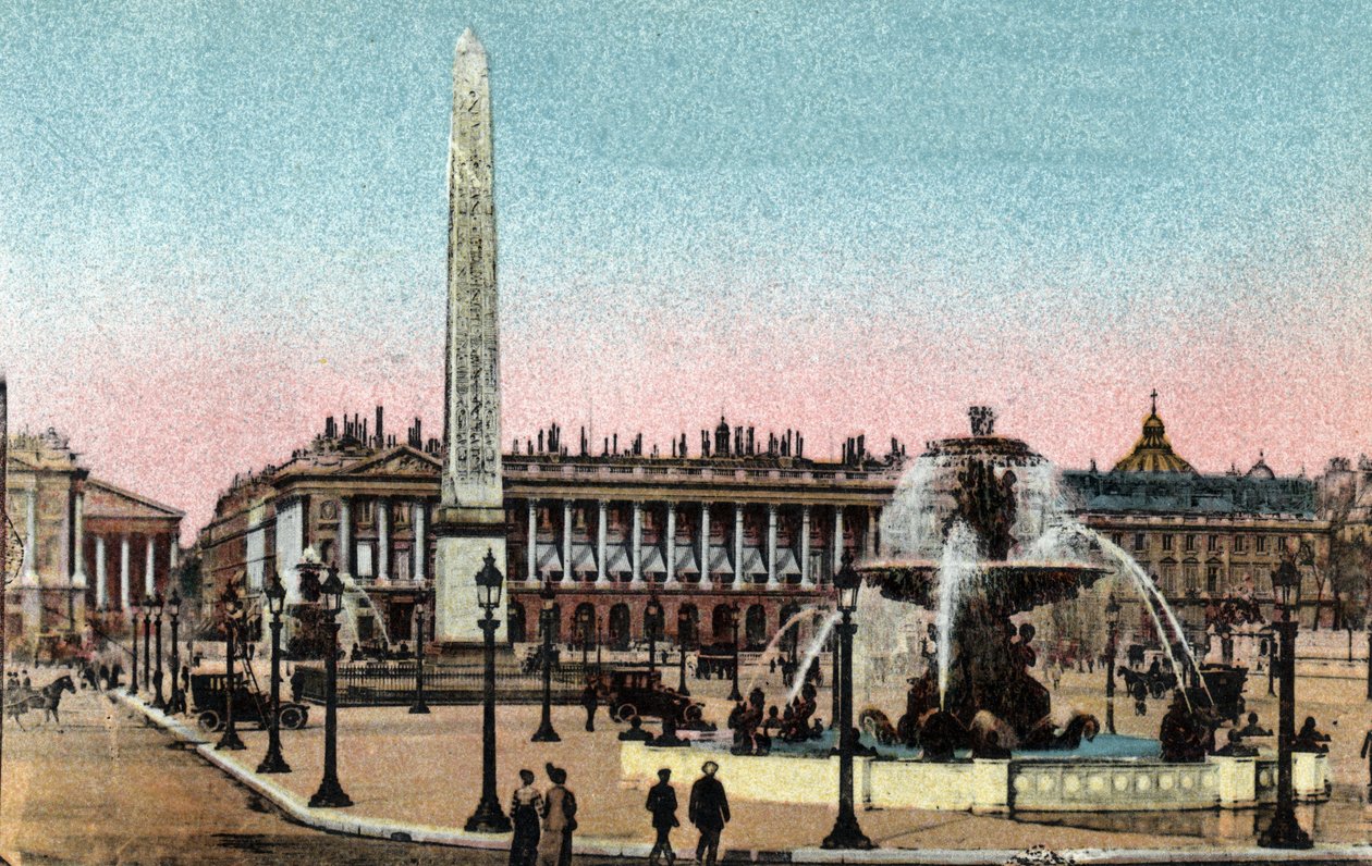 Paříž: pohled na Place de la Concorde s fontánami a obelisque. (Derriere Hotel de la marine (Hotel du Garde Meuble) Fotografie z roku 1920 v „Uměleckém albu“ města Paříže. Soukromá sbírka. od Anonymous Anonymous