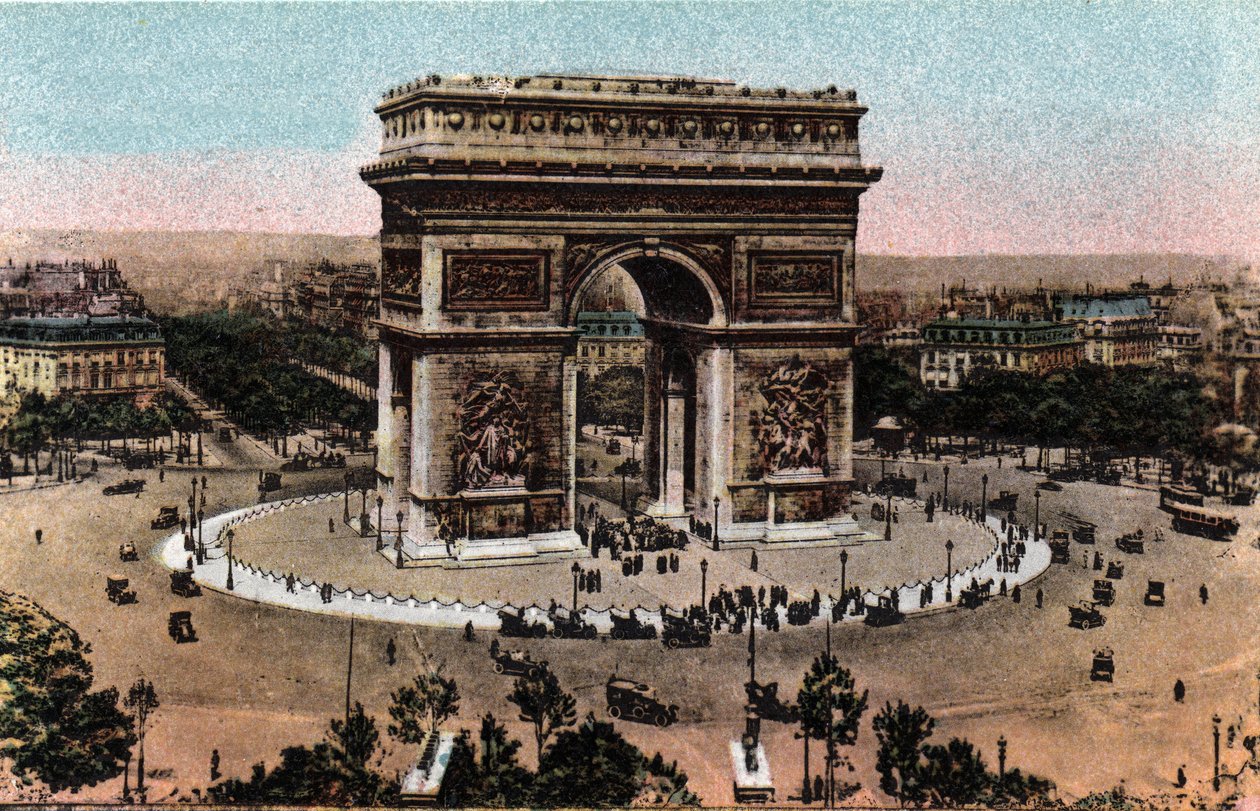 Paříž: pohled na Arc de Triomphe a hrob neznámého vojína na náměstí Place de l