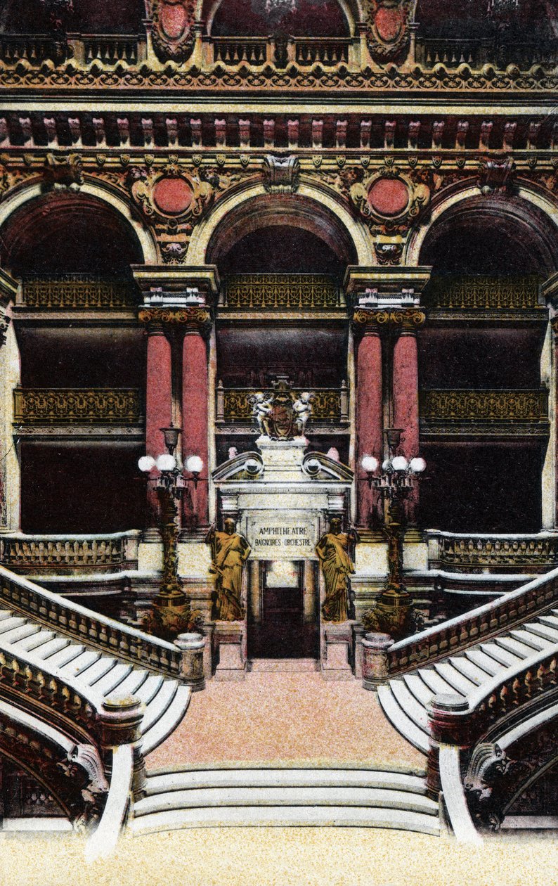Paříž: pohled na velké schodiště Opery Garnier. Fotografie z roku 1920 v „Uměleckém albu“ města Paříže. Soukromá sbírka. od Anonymous Anonymous