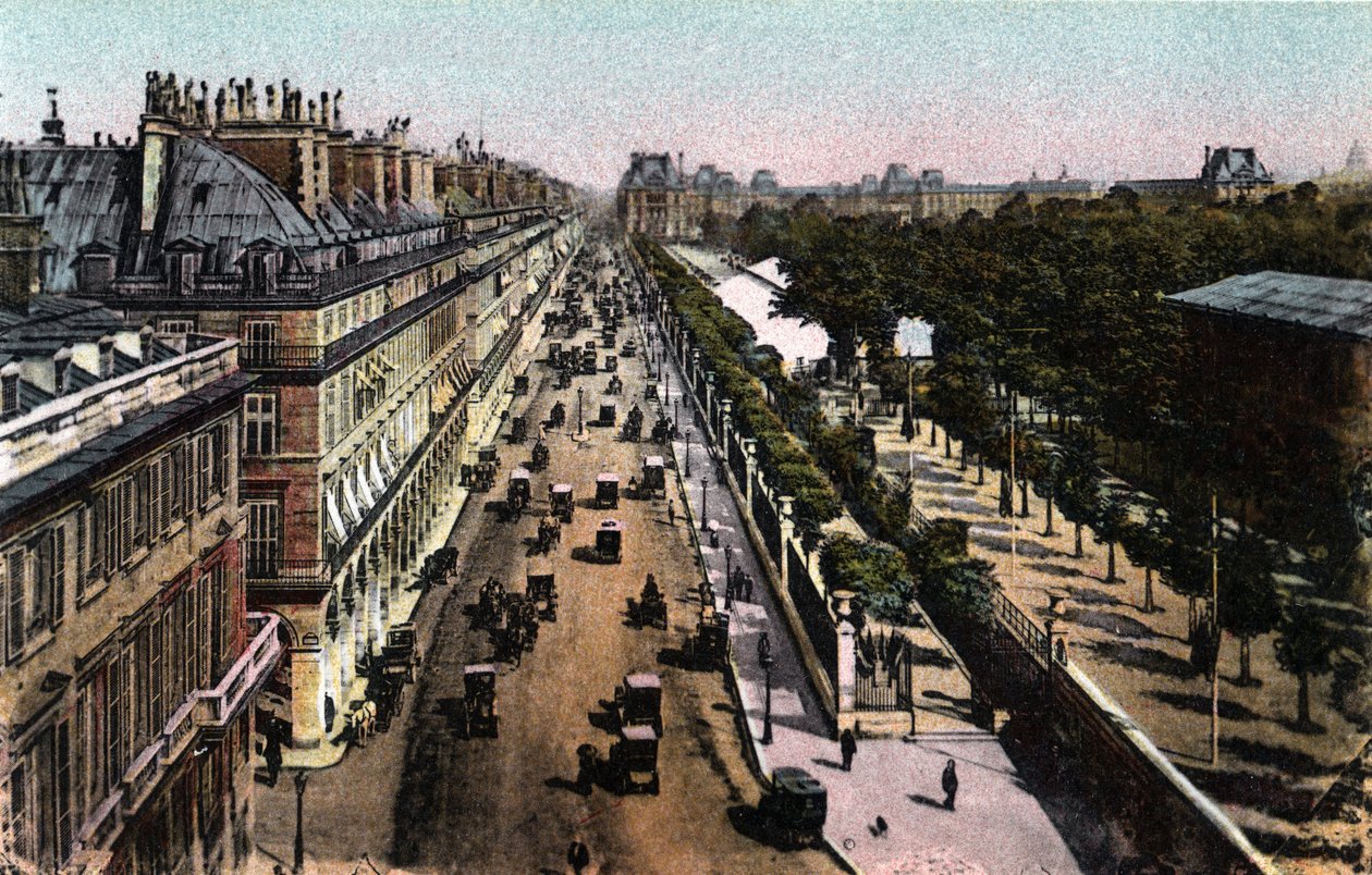 Paříž: pohled na provoz na rue de Rivoli, směrem k Louvru. Fotografie z roku 1920 v „Uměleckém albu“ města Paříže. Soukromá sbírka. od Anonymous Anonymous
