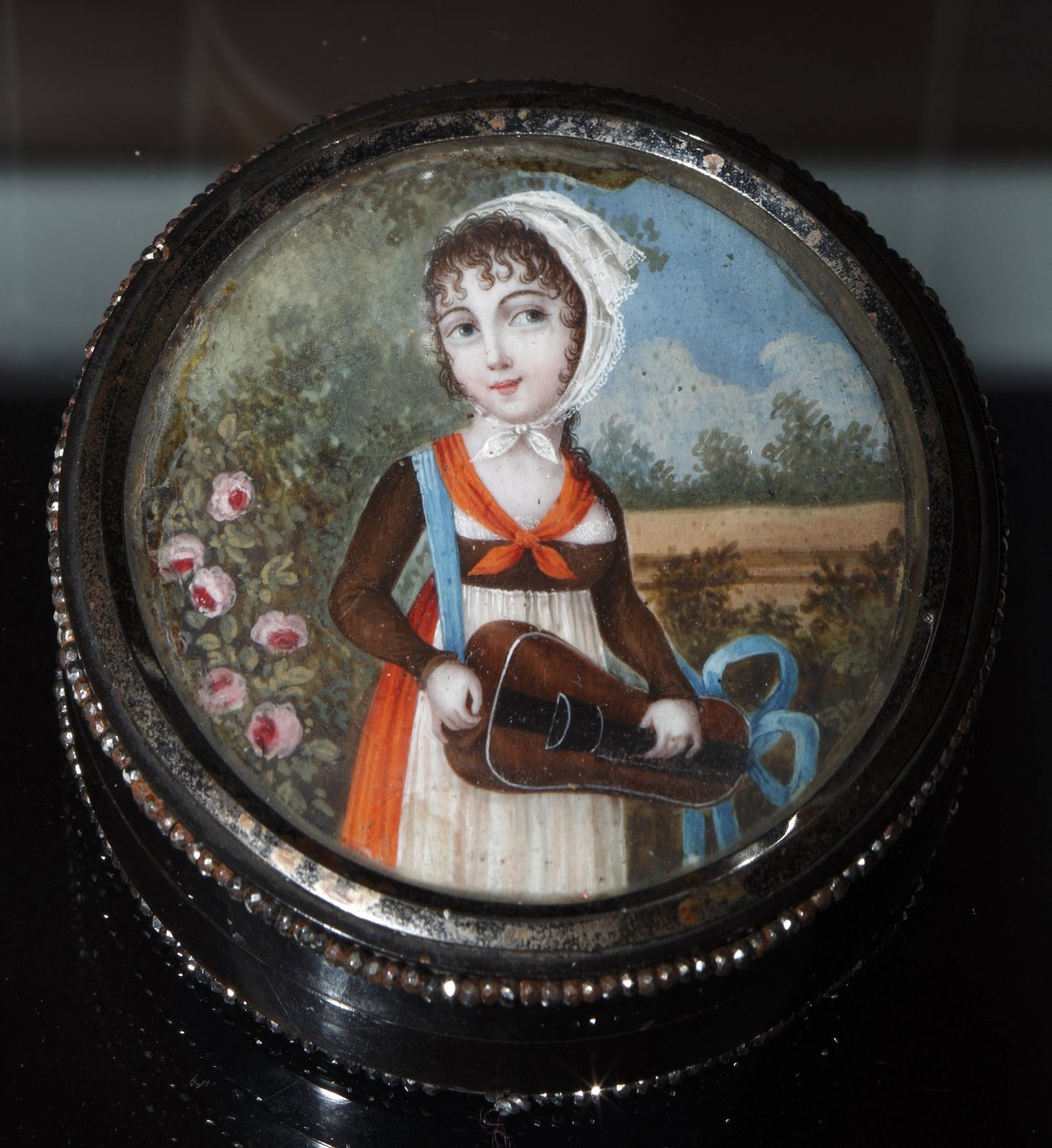""Portrét mladé dívky s hurdy-gurdy"" (Portrait of a Girl With Hurdy Gurdy) Anonymní akvarel cca 1800 Soukromá sbírka od Anonymous Anonymous