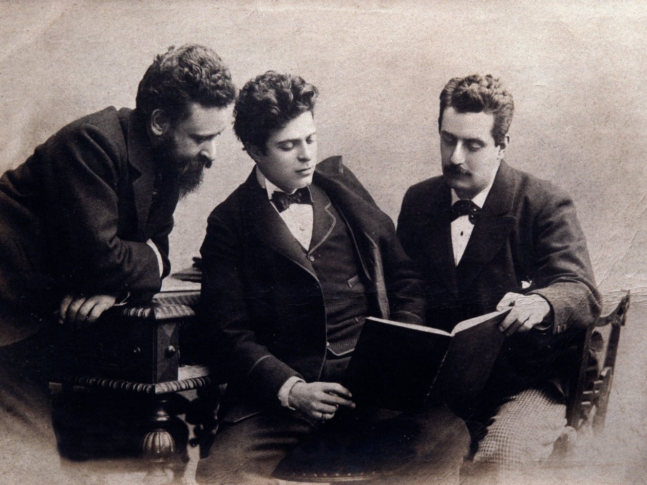 Portrét (od l. Do r.) Alberto Franchetti (1860-1942), Pietro Mascagni (1863-1945) a Giacomo Puccini (1858-1924) italských skladatelů Fotografie. 1900 cca. Soukromá sbírka od Anonymous Anonymous