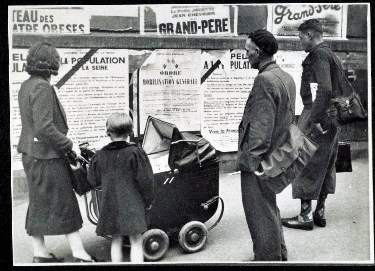 Druhá světová válka (1939-1945): Kolemjdoucí četli mobilizační plakáty v září 1939 od Anonymous Anonymous