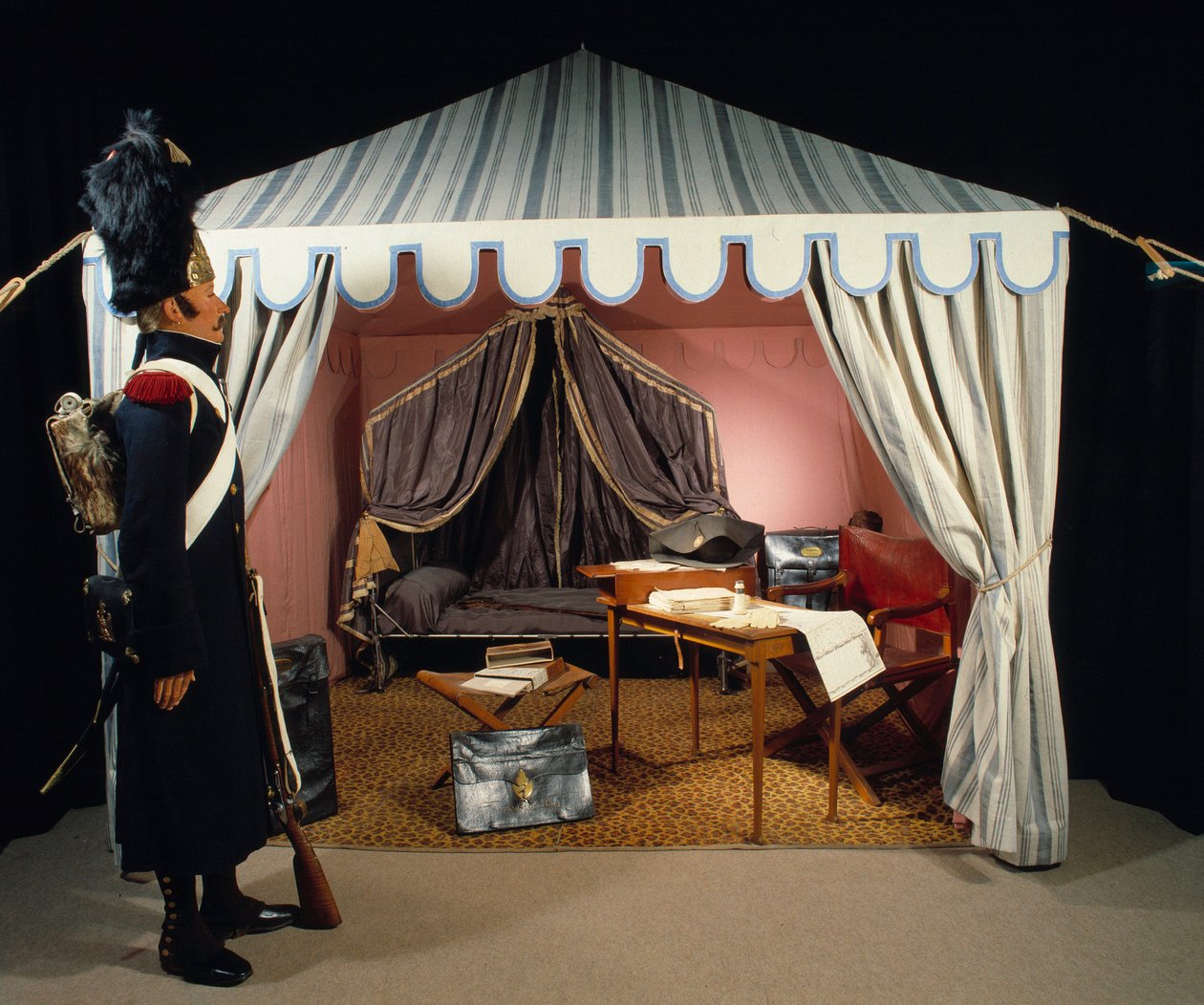 Stan Napoleona I. v bivaku s pěším granátníkem z Imperiální gardy. Paříž 19. století, Musee de l