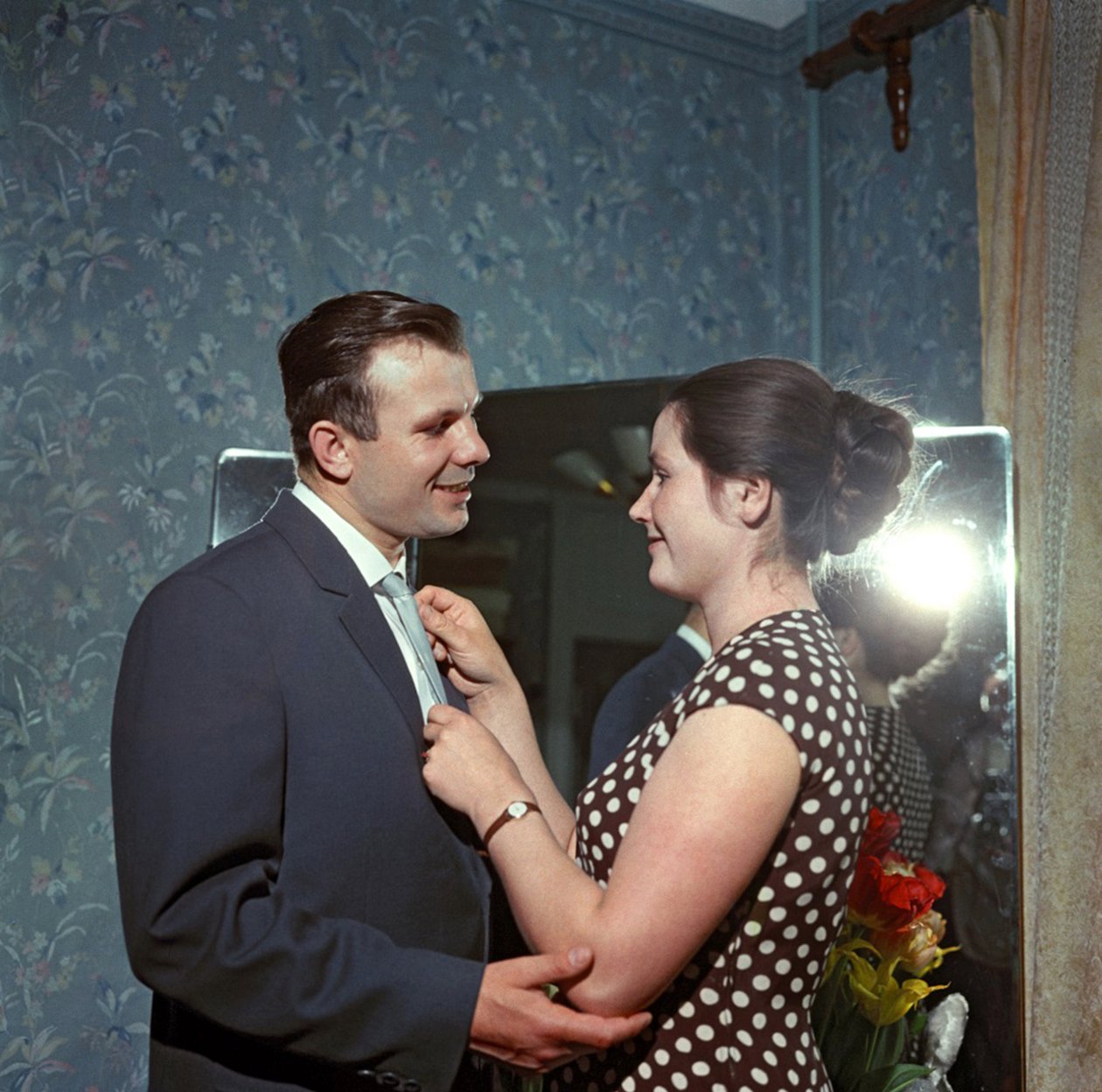 Kosmonaut Jurij (Iouri, Youri) Gagarin (1934-1968) se svou ženou Valentinou par Ryumkin, Jakovem Israilevičem (1913-1986). Barevná fotografie od Anonymous Anonymous