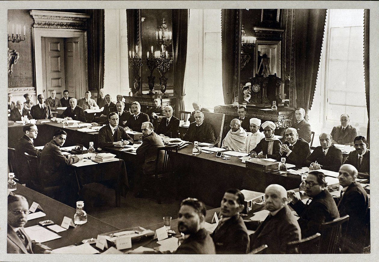 deuxieme konference de la Table ronde - Mahatma Gandhi - Druhá konference kulatého stolu v Londýně, Anonymní. Stříbrná želatinová fotografie od Anonymous Anonymous