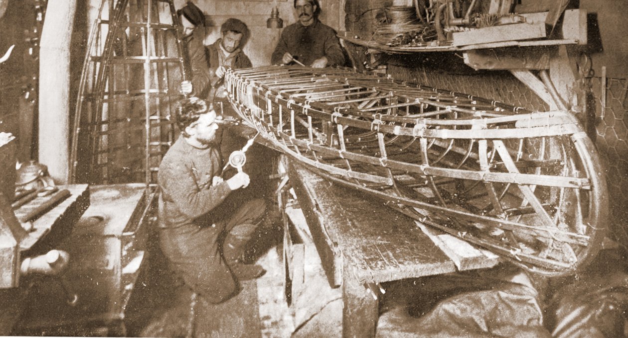 Byla postavena lehká sekční loď, hospoda. Londýn 1907 (černobílá fotografie) od Anthony Fiala
