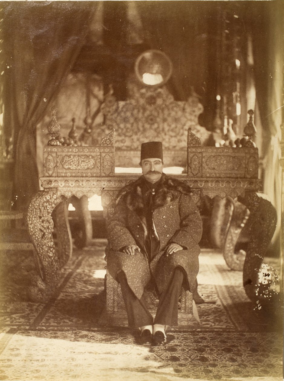 Naseeruddin Shah sedící před Pavím trůnem, palác Gulistan, Teherán od Antoin Sevruguin