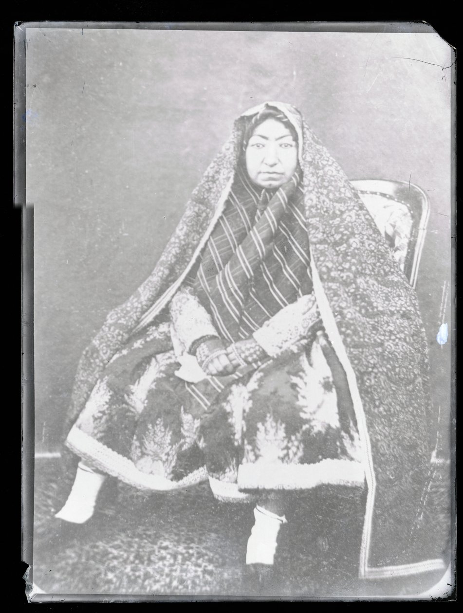 Studiový portrét: matka Nasira Al-Din Shaha, Mahd-i Awliya (černobílá fotografie) od Antoin Sevruguin