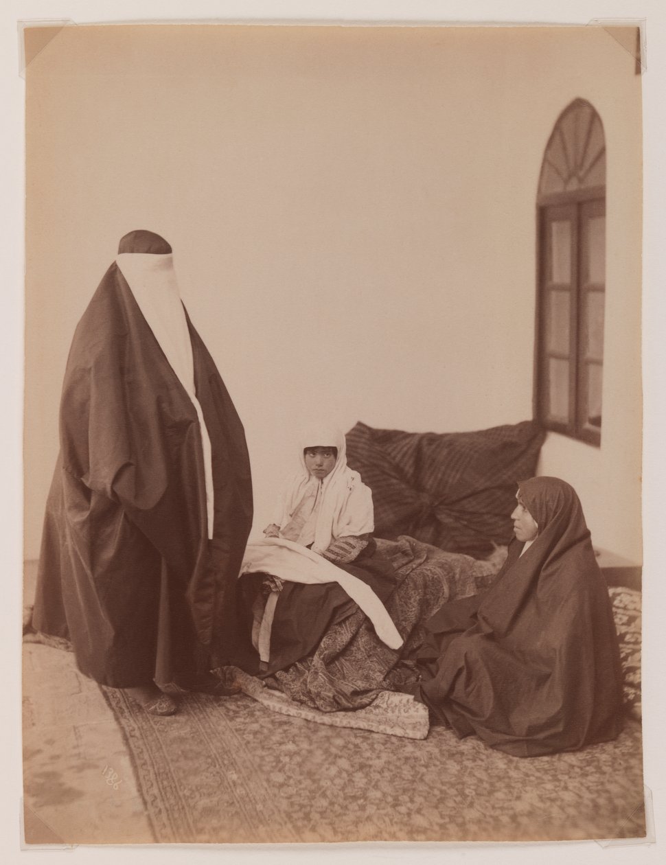 Dvě zahalené ženy a dítě (stříbrná albuminová fotografie) od Antoin Sevruguin