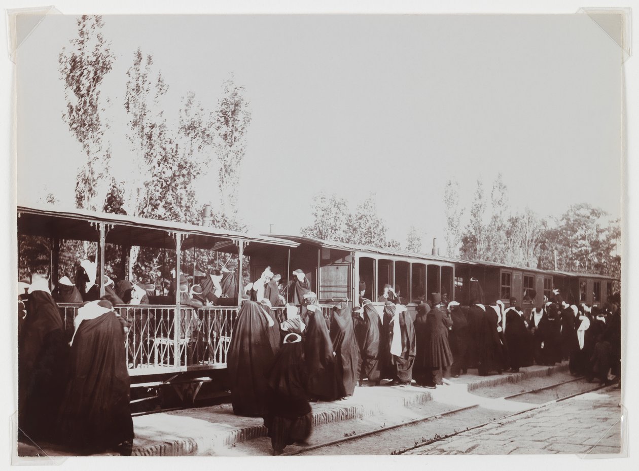 Zahalené ženy nastupují do vlaku (stříbrná albuminová fotografie) od Antoin Sevruguin