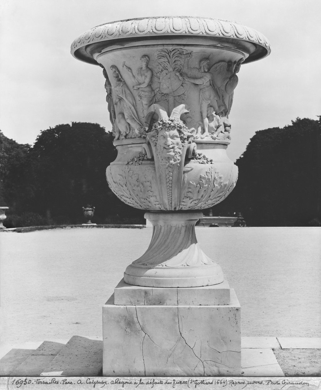 Monumentální váza, alegorie porážky Turků královskými vojsky v letech 1664, 1684-85 (viz též 346034, 346035) od Antoine Coysevox