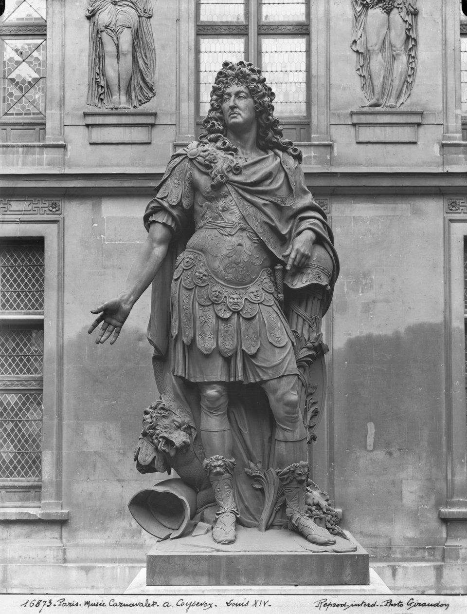 Socha Ludvíka XIV. (1638-1715), hlavní nádvoří hotelu Carnavalet, c.1687-89 (bronz) od Antoine Coysevox