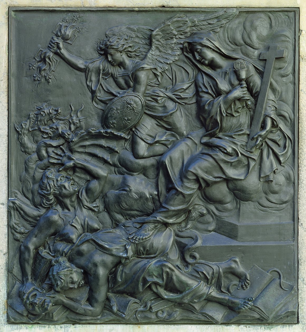 Francouzský anděl vyhánějící kacíře, detail z podstavce sochy Ludvíka XIV, asi 1687 (bronz) od Antoine Coysevox
