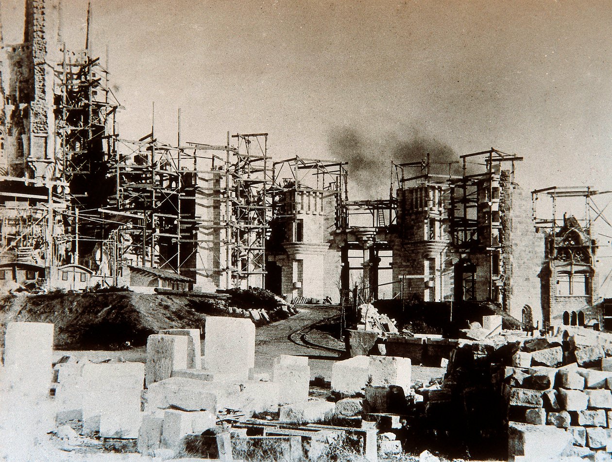 Architektura: pohled na katedrálu Sagrada Familia (Svatá rodina), Barcelona - staveniště v roce 1899 (čb foto) od Antoni Gaudi