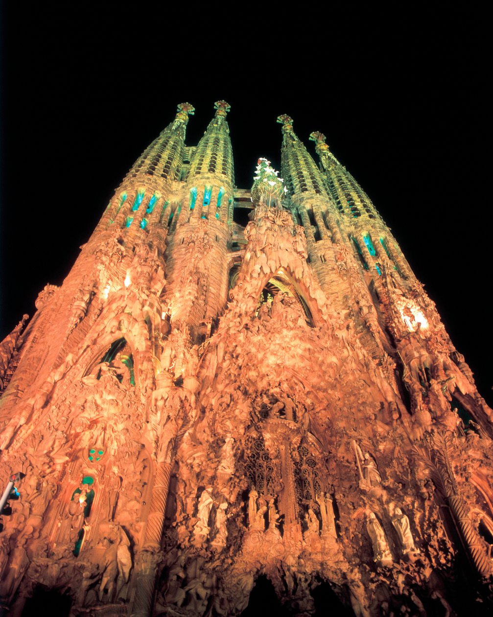 Autor: GAUDI i CORNET, Antoni (1852-1926). Název: Sagrada Familia. 1884-1926 (španělsky).. Technika: Architektura. Muzeum/místo: ŠPANĚLSKO. KATALÓNSKO. BARCELONA. Barcelona. Expiatorní kostel Svaté rodiny. Fachada del Nacimiento. (Španělština). od Antoni Gaudi